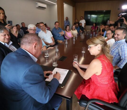 Governador Gerson Claro firma convênio para revitalizar Estádio Municipal de Sidrolândia