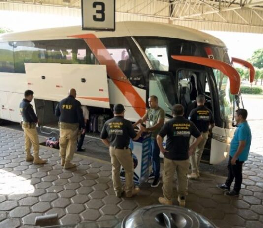 Agems e PRF orientam mais de 400 passageiros de ônibus na Operação Rodovida em MS