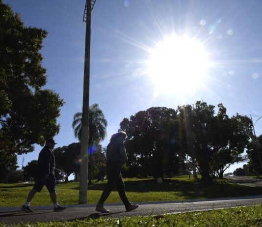 Tempo quente e seco encerram a semana com domingo de sol e poucas nuvens