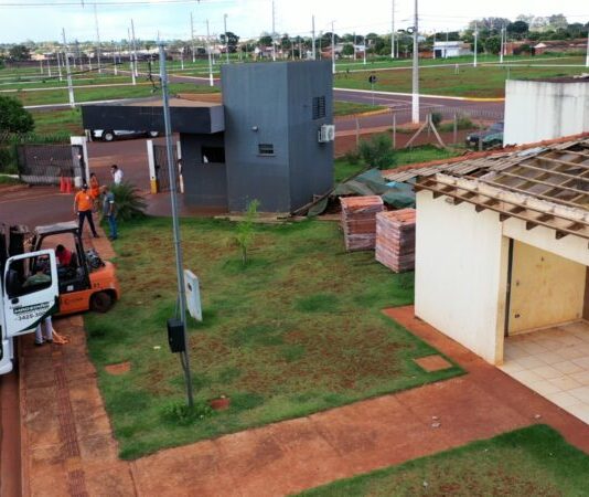 DOURADOS: Prefeitura entrega nova remessa de telhas para ajudar na reconstrução de casas no Idelfonso