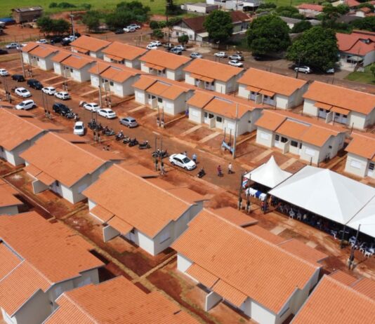 Governo de Mundo Novo entrega 100 casas: 70 habitações em 19 dias e programa outras 30 para o próximo semestre