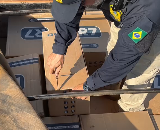 PRF apreende 300 mil maços de cigarros e 300 munições em Coxim (MS)