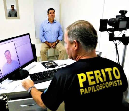 Governador Riedel faz novo RG e destaca que documento é gratuito à população