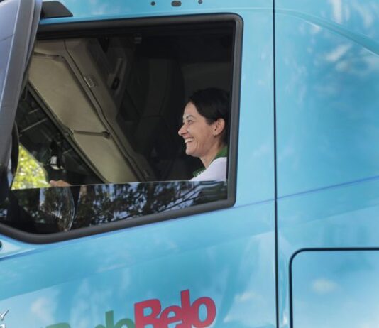 VOUCHER TRANSPORTADOR: qualificada pelo programa, Dani foi contratada dez dias após receber CNH de categoria E