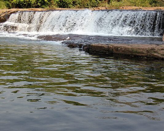 Rios, piscinas e balneários são alternativas para fugir do carnaval; cuidados previnem afogamentos