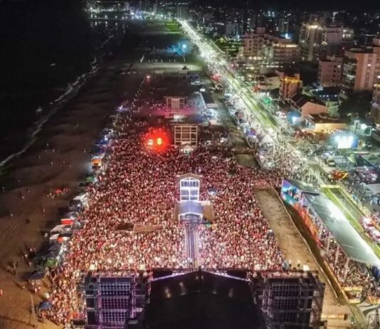 Com a banda Pixote, “Verão Maior Paraná” entrou no clima de pré-carnaval em Matinhos (PR)