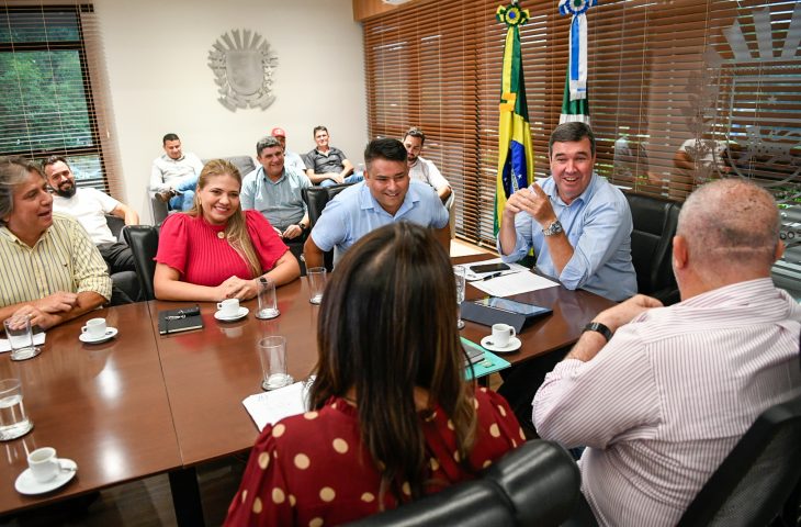 Governador-recebe-o-prefeito-Lucio-Roberto-de-Santa-Rita-do-Pardo-Foto-Bruno-Rezende-02-730x480
