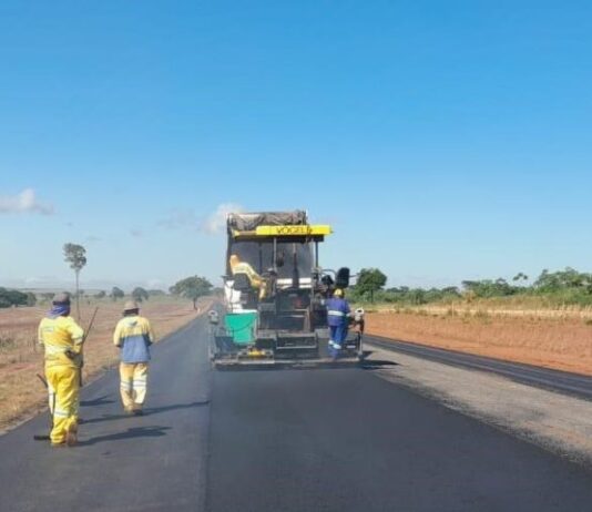 SUL FRONTEIRA: obra na MS-165 entre Coronel Sapucaia e Paranhos já tem 24 km de pavimento