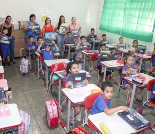 Governo de Mundo Novo realiza entrega de uniformes e livros educacionais para Rede Municipal de Ensino