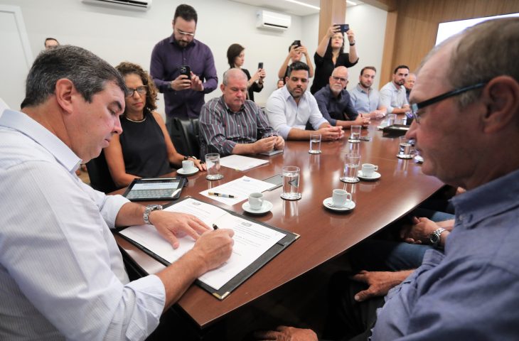 Assinatura-de-Convenios-com-a-prefeitura-de-Coronel-Sapucaia-Foto-Saul-Schramm-9-730x480