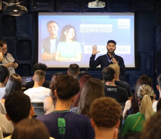 Em busca de ‘novos horizontes’, alunos do Voucher Desenvolvedor iniciam curso em área onde sobram vagas