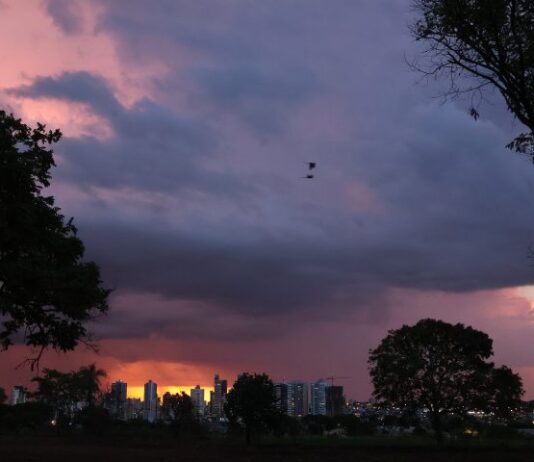 Em meio às altas temperaturas, domingo tem tempo instável e probabilidade de chuva