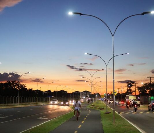 Energia limpa e moderna: iluminação da Cafezais traz segurança e incentiva moradores a praticar exercícios