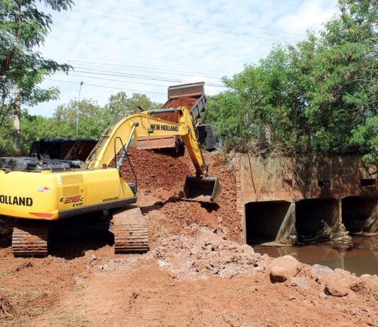 NAVIRAÍ: Prefeitura executa obra de contenção de processo erosivo em canalização do Córrego do Touro na Av. Amambai