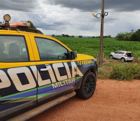 Homem foge no meio do milharal e abandona carro com mais de 350kg de maconha