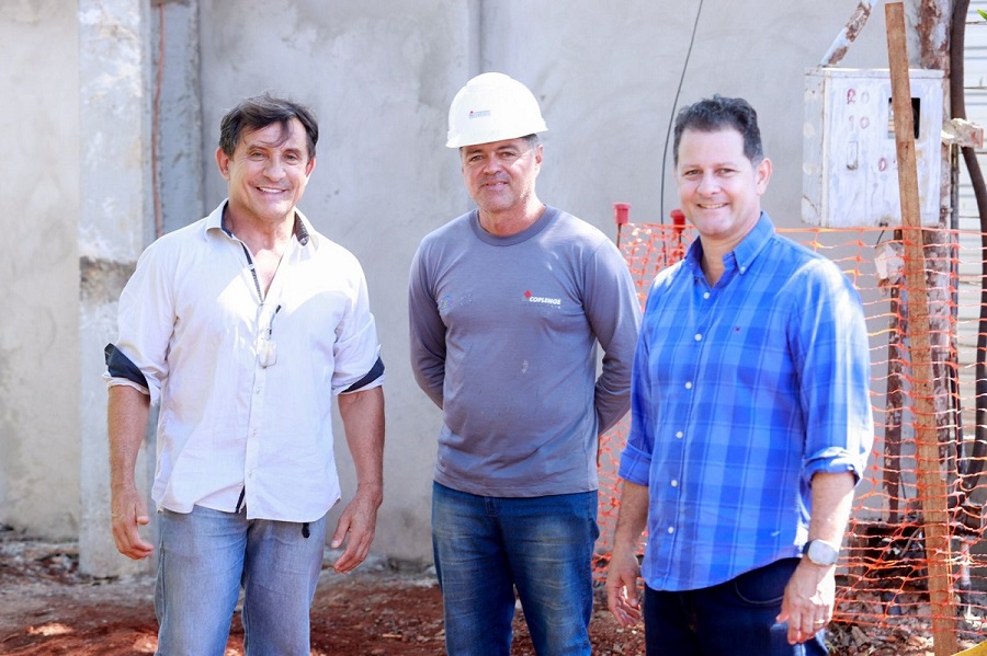 Deputado Renato Câmara (à direita), oficial da obra (ao centro) e o diretor da escola Abigail, Ramão Vieira. Foto Flávio Henrique