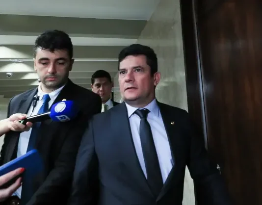 Desembargador pede vista e suspende julgamento de Moro