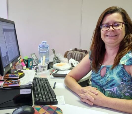 Para auxiliar atendimentos no Detran, servidora é intérprete de Libras e coloca em prática 26 anos de experiência