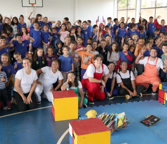 NAVIRAÍ: alunos da Rede Municipal recebem o espetáculo “Os Botões das Camisas e das Rosas”