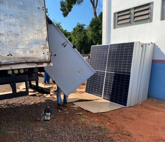 MUNDO NOVO: mais de 300 placas solares chegam na UVR e no Ginásio de Esportes para instalação de duas usinas ‘solares’