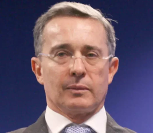 Ex-presidente da Colômbia Álvaro Uribe é acusado de manipulação de testemunhas e suborno
