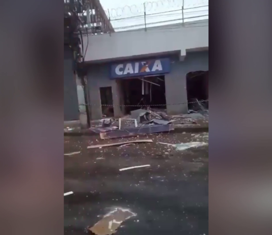 Criminosos explodem agência da Caixa Econômica Federal no Rio de Janeiro
