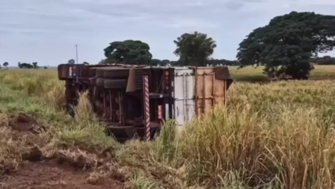Carreta Nova Andradina tombada
