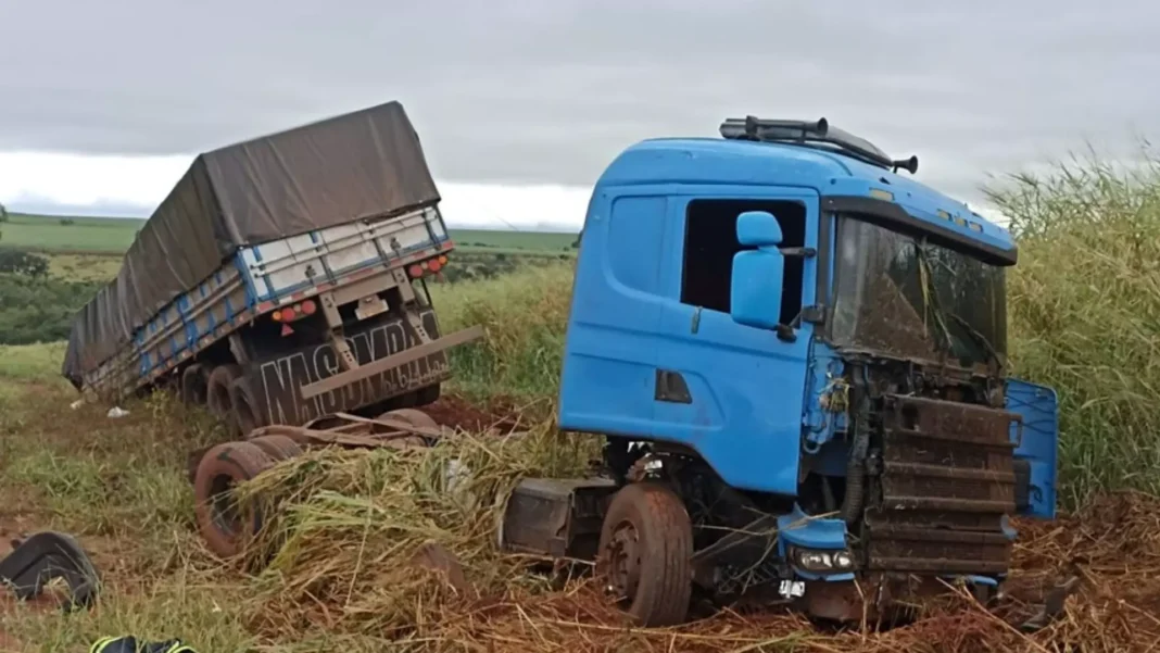 Carreta tombada na pista - (Imagem Nova News)
