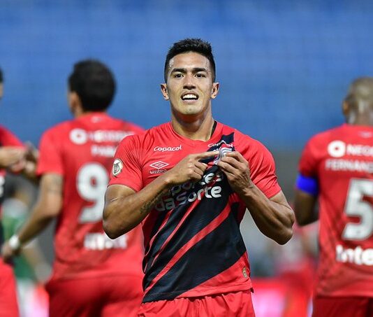 Athletico-PR faz 2 a 0 no Palmeiras e retoma liderança do Brasileirão