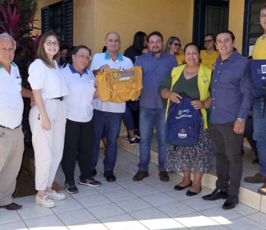 Setor de Segurança do Trabalho da Prefeitura de Naviraí entrega kits operacionais e jalecos a servidores da Saúde