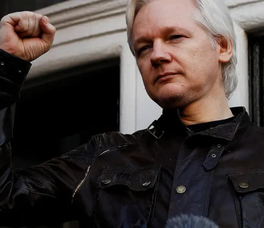 Às vésperas de possível extradição, Lula pede liberdade de Assange