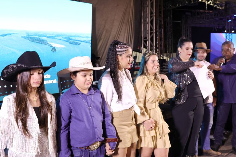 100624-prefeitura-de-navirai-premia-os-vencedores-dos-festivais-de-musica-2024-7-768x512