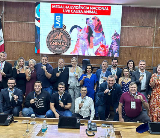 Maurício recebe Medalha Evidência Nacional UVB por ações desenvolvidas em defesa à causa animal