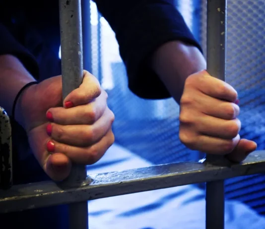 Justiça reduz pena de mulher que amamentava filho em penitenciária