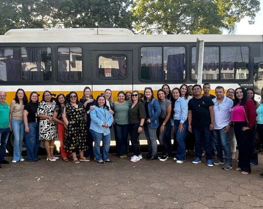 Professores de Naviraí participam de palestra com o escritor Fabrício Carpinejar em Dourados