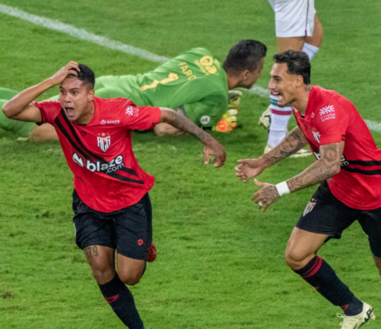 Brasileirão: Atlético-GO vira no último lance e joga o Fluminense no Z4