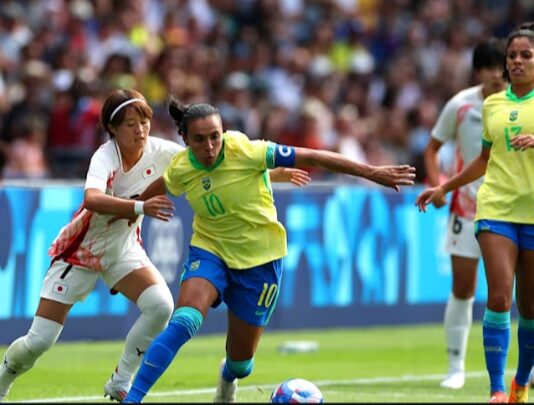 Japão vira nos acréscimos e impõe primeira derrota do Brasil no futebol feminino