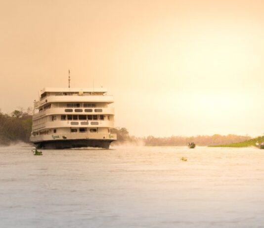 Rio extenso e milhões na economia: turismo no Pantanal atrai visitantes do mundo