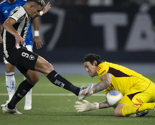 Jogador do Botafogo rasga elogios a Cássio, do Cruzeiro, após goleada