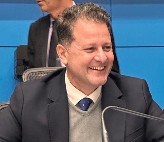 Renato Câmara defende doação de grade niveladora para seis assentamentos de Santa Rita do Pardo