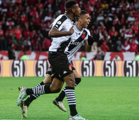 Na volta do Beira-Rio, Vasco surpreende Inter e descola do Z4 do Brasileirão