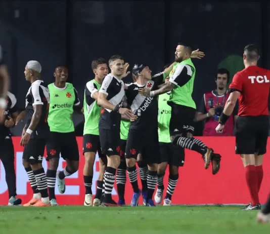 Fim de tabu: Vasco vence Corinthians após 14 anos e sobe no Brasileirão