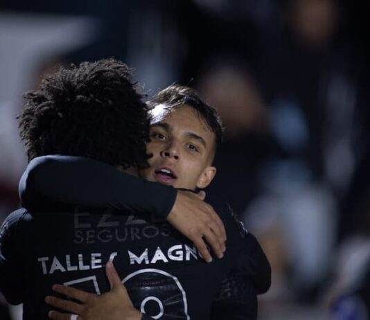 Corinthians vence o RB Bragantino e larga em vantagem por vaga na Sul-Americana