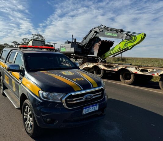 PRF recupera em Caarapó (MS) escavadeira furtada no interior do Paraná