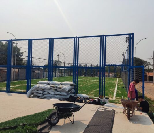 MUNDO NOVO: após instalação de iluminação, Praça Vanderval Queiroz recebe grama sintética em arena society
