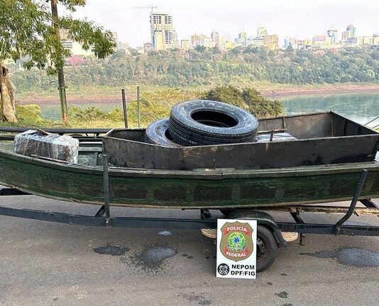 PF apreende embarcações com mercadorias contrabandeadas no Rio Paraná