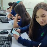 Celulares-em-escolas-Aluna-730×480