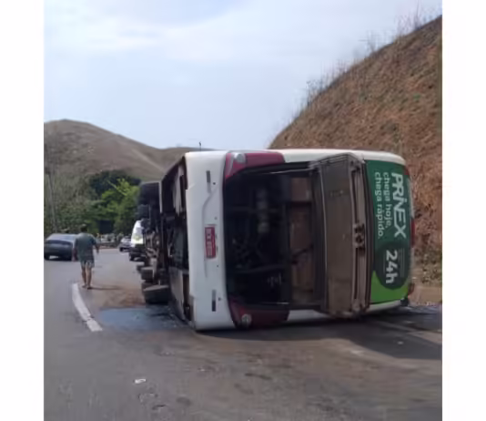 Ônibus com time de Curitiba de futebol americano tomba e mata três na Serra das Araras, no RJ