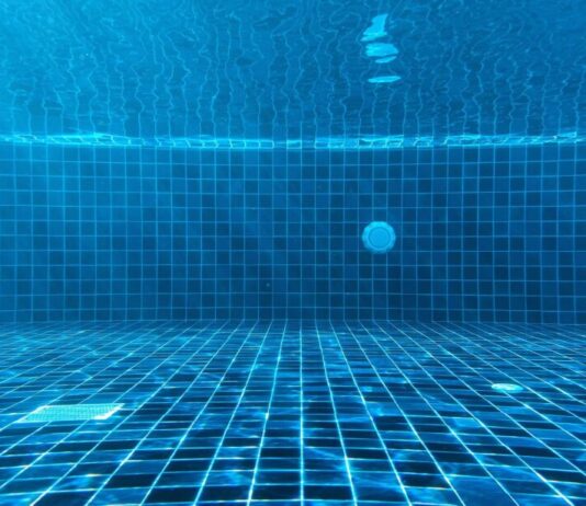 Mulher de 20 anos morre afogada em piscina durante festa