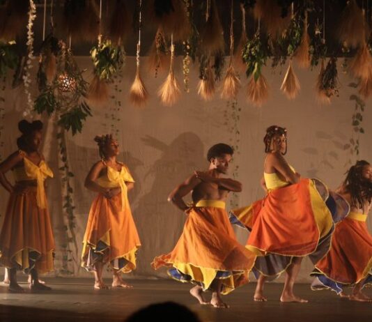 Grupo NegaÔ encanta com espetáculo Abebé e homenageia orixá Oxum na Semana pra Dança